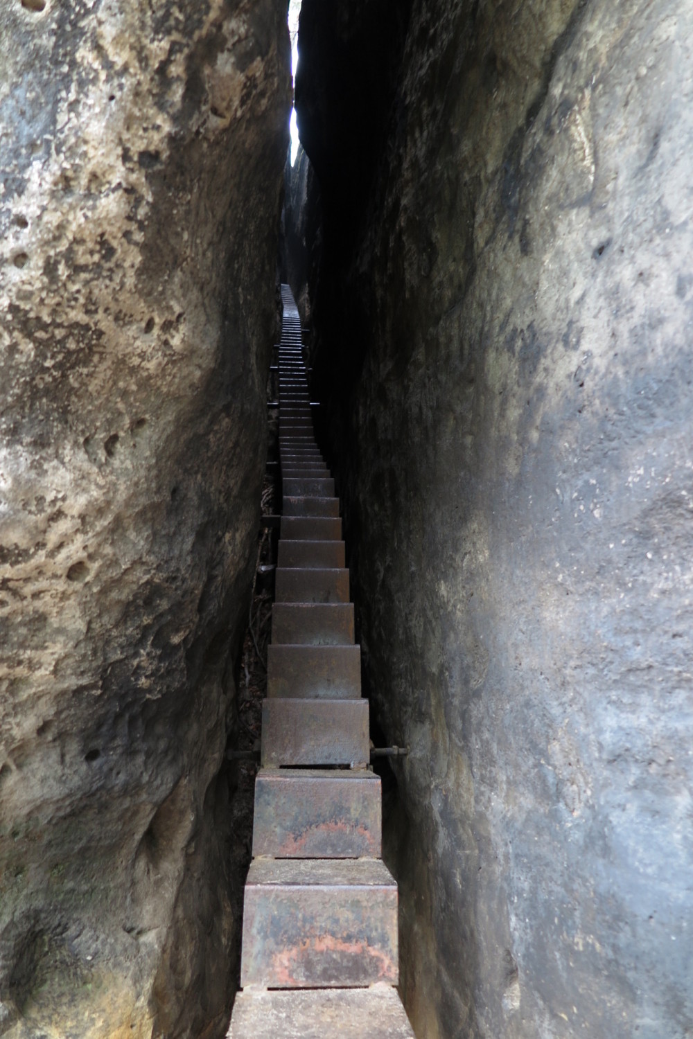 A baby stairway in the gap between the rocks.